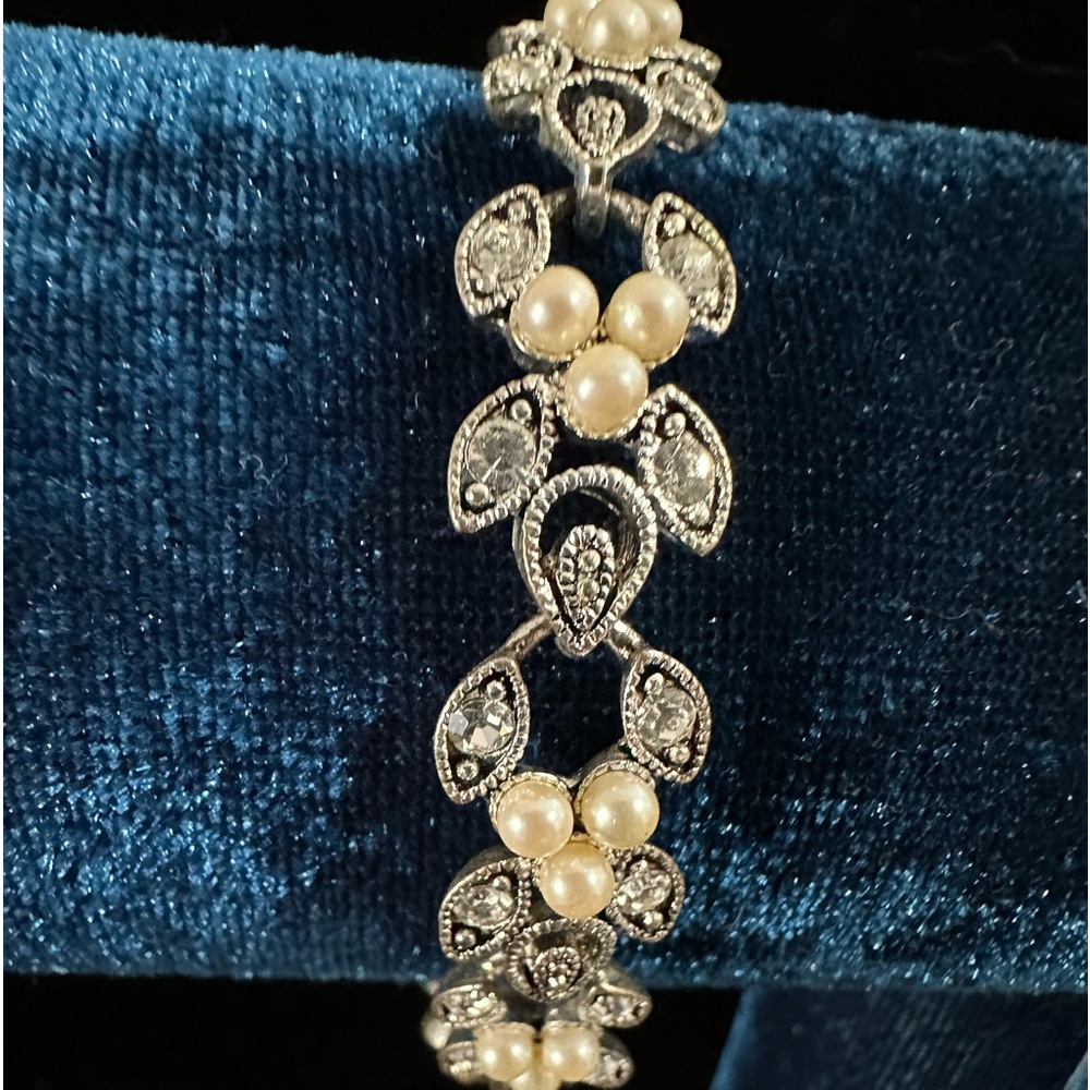 Bracelet. Vintage Silver tone with pearl like stones and clear stones.